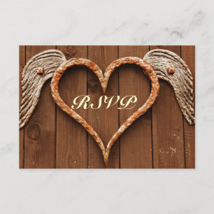 Corazón rústico con las tarjetas de madera de RSVP