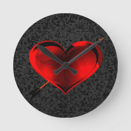 Corazón sobre reloj de vidrio manchado negro