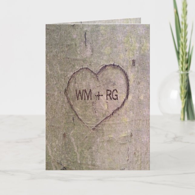 Corazón tallado en carta de invitación de boda de  (Anverso)