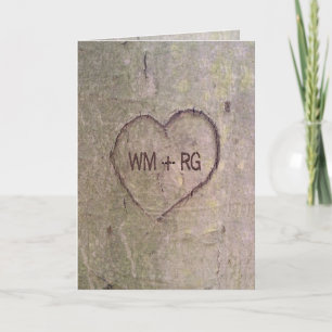 Corazón tallado en carta de invitación de boda de