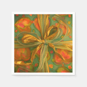 Corazón y arco de la servilleta roja y verde prese