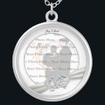 Corazones Boda blanco Ronda collar de plata<br><div class="desc">Personalice este collar de bonito para que tenga como favores matrimoniales en la recepción de su boda o para que usted mismo lo tenga como recuerdo de su día especial. Este collar es también el regalo perfecto para la novia y su ducha de novia. Personalice cambiando el texto en los...</div>