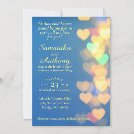 Corazones brillantes en la elegante invitación a l