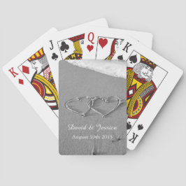 Corazones de amor en la cubierta de arena de carta