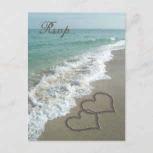 Corazones de arena en la tarjeta RSVP de playa