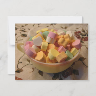 Corazones de caramelo en una vintage taza de té