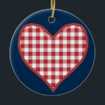 Corazones de Gingham románticos y ornamento de ros<br><div class="desc">Un romántico ornamento cerámico, con un corazón de Gingham rojo y blanco a un lado y una rosa roja, delineado en blanco al otro lado; ambos están en un fondo azul profundo que se puede cambiar si se desea. Parte de la colección "Corazones y Rosas de Posh & Painterly" de...</div>
