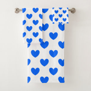 Corazones de lunares azules sobre blanco