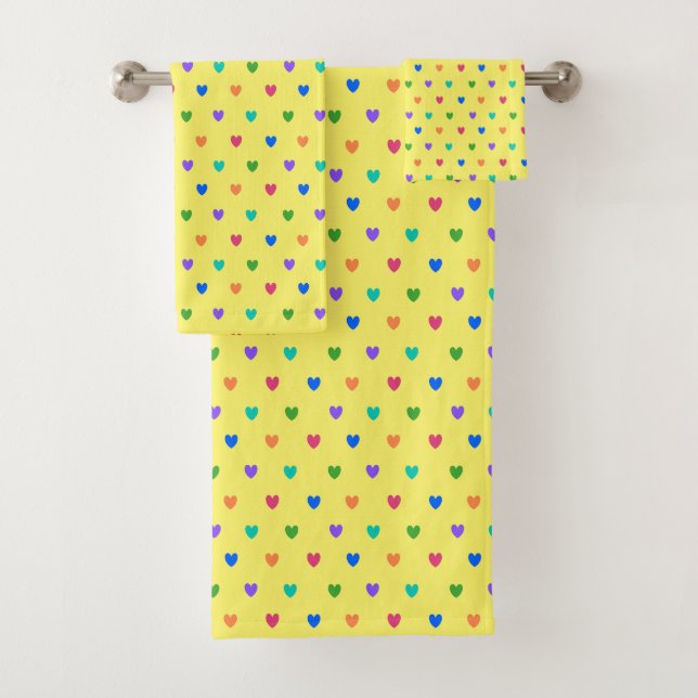 Corazones de polka arcoiris sobre amarillo (In situ)