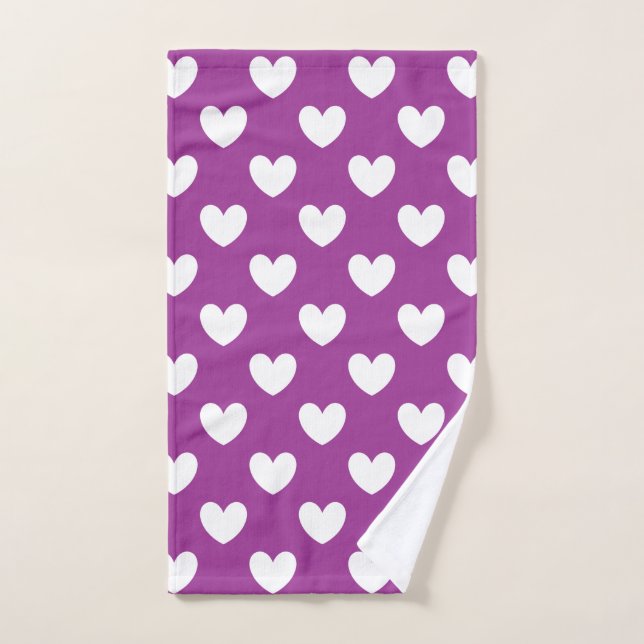 Corazones de polka blanca en morado (Toalla de mano)