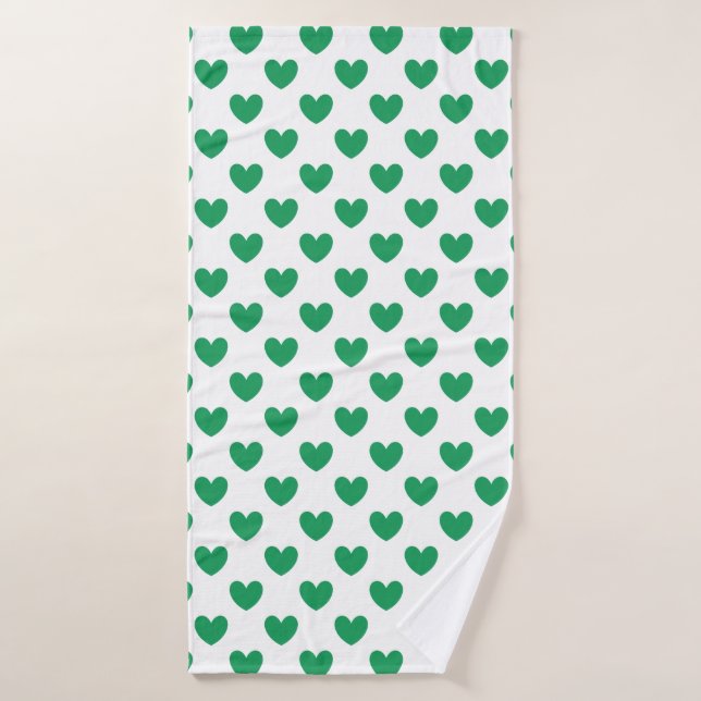 Corazones de polka verde de Kelly en blanco (Toalla de baño)