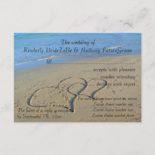 Corazones dobles en la arena que casa RSVP