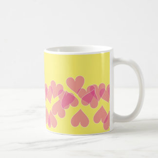 Corazones en la taza amarilla