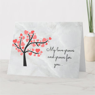CORAZONES EN UNA TARJETA DE ÁRBOL