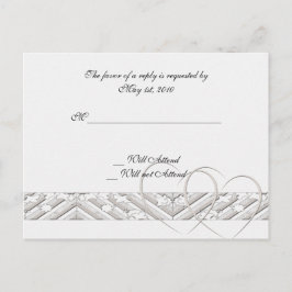 Corazones entrelazados con tarjeta de respuesta de