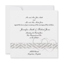 Corazones entrelazados en la invitación a la boda 