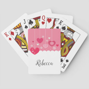 Corazones flotantes jugando cartas