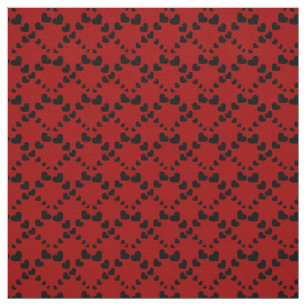 Corazones negros sobre tela roja