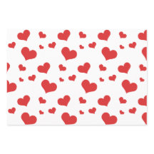 Corazones rojos al envolver hojas de papel