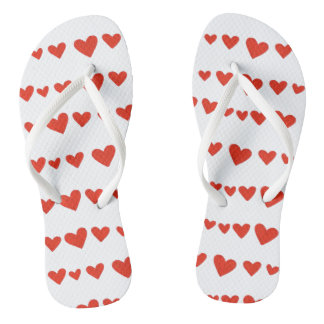 Corazones Rojos en Chanclas Modernas Blancas
