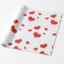 Corazones rojos envolviendo papel