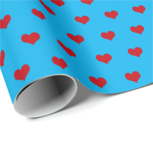 corazones rojos sobre papel de envoltura de agua