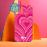 Corazones rosadas y blancas Girly - Nombre del gui<br><div class="desc">Luminosas líneas redondeadas de rosa caliente y blanco y un corazón. Un patrón psicodélico con franjas audaces y un nombre. El guión moderno con los swashes añade un toque moderno a este diseño retro. Añade tu nombre o borra el texto por una divertida portada femenina. Si su arte todavía necesita...</div>
