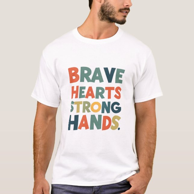 "Corazones valientes, camiseta con manos fuertes" (Anverso)