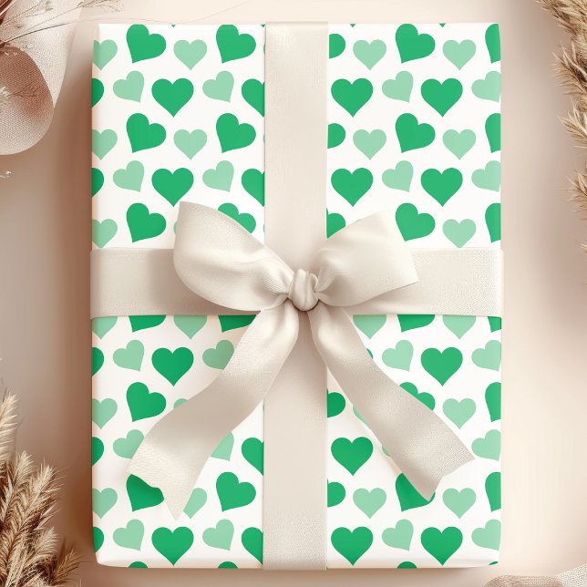 Corazones verdes encantadores en papel de regalo b (Subido por el creador)