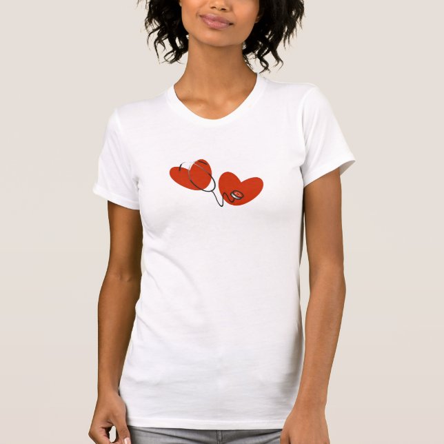 Corazones y camiseta del estetoscopio (Anverso)