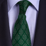 Corbata Abogado de las escalas de justicia verde y platead<br><div class="desc">A primera vista, este diseño ornamentado parece ser un elaborado patrón geométrico, sin embargo, al realizar una inspección más cercana se verá que está compuesto por las escalas de la justicia, creando un patrón atractivo ideal para un abogado, abogado, profesional legal o estudiante de derecho que esté celebrando su graduación...</div>