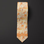 Corbata Abstract Peach y Tan Botanical<br><div class="desc">Disfrute de un moderno y elegante look con nuestro abstracto de pintura y el bastón botánico de cuello. La combinación única de melocotón y bronceado,  junto con el patrón botánico abstracto,  crea un aspecto distintivo.</div>