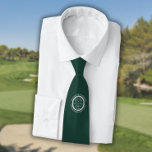 Corbata Agujero en un golf verde esmeralda personalizado<br><div class="desc">Con un diseño retro clásico con efecto de sello antiguo. Personalice el nombre,  el número de taladro de la ubicación y la fecha para crear un gran keepsake para celebrar ese fantástico agujero en uno. Puede personalizar del fondo a su color favorito. Diseñado por Thisisnotme©</div>