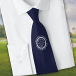 Corbata Agujero personalizado en un cuello de golf azul de<br><div class="desc">Con un diseño retro clásico con efecto de sello antiguo. Personalice el nombre,  el número de taladro de la ubicación y la fecha para crear un gran keepsake para celebrar ese fantástico agujero en uno. Puede personalizar del fondo a su color favorito. Diseñado por Thisisnotme©</div>
