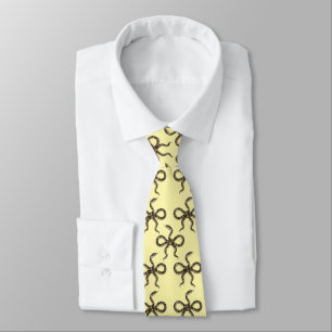 Corbata amarilla pálida con estampado de serpiente