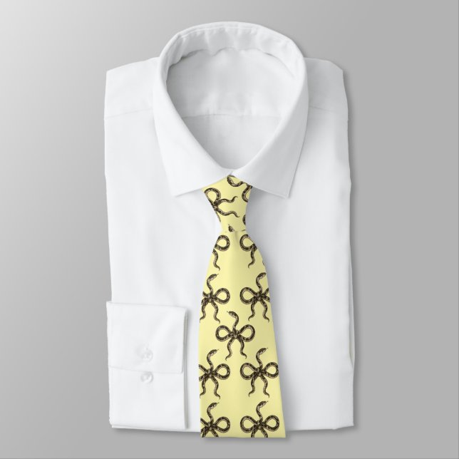 Corbata amarilla pálida con estampado de serpiente (Atado)