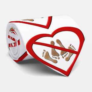 Corbata Amor haciendo los pies en una señal prohibida en f