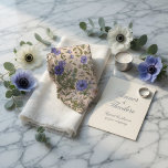 Corbata Anémona Floral Azul Elegante<br><div class="desc">Esta hermosa corbata muestra un delicado patrón botánico de anémonas azules, flores blancas suaves y exuberante follaje verde sobre un fondo de crema claro. El diseño tiene un aspecto refinado y de inspiración vintage que es a la vez romántico y sofisticado, perfecto para bodas de primavera y verano. Ideal como...</div>