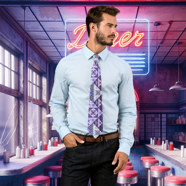 Corbata Anillo de patrón azul púrpura geométrico (Tie with an abstract geometric pattern in purple, blue and lavender.)