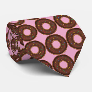 Corbata anillos de espuma del chocolate. Fondo rosado