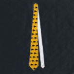 Corbata Araña de Halloween<br><div class="desc">¡Es Halloween y las arañas están sueltas! ¡Ponte tu corbata de araña y disfruta de las fiestas de Halloween! Las arañas son criaturas fascinantes. Hay muchas diferentes, pero todas tienen cuatro patas y cuatro pares de ojos. Hasta la fecha se han descubierto y descrito más de 4000 especies. ¡La araña...</div>