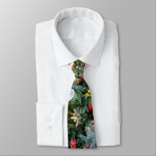 Corbata Árbol de Navidad con juguetes dorados y rojos.