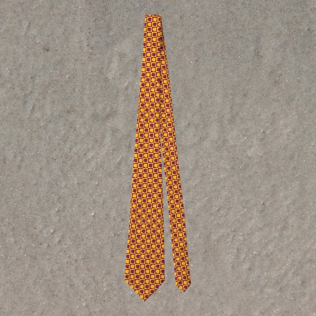 Corbata Arte Pop de Arizona Cuadro Marrón Dorado (A tie featuring the US state of Arizona in a maroon and gold yellow pattern)