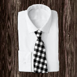 Corbata Ataque de plástico negro y blanco, a cuadros<br><div class="desc">Canto de cuello: corbata de moda rústica con un patrón de manta de búfalo blanco y negro</div>