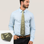 Corbata Ataque para directores de orquesta y maestros<br><div class="desc">Esta elegante corbata personalizado muestra la palabra "maestro" en amarillo claro contra un fondo degradado de oro. Un regalo ideal para directores de orquesta u otros maestros, esta corbata negra clásica puede ser un accesorio sofisticado para maestros. Es una adición versátil y contemporánea al atuendo formal o informal, que ofrece...</div>