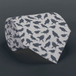 Corbata Aves de Black Crows con estampado gris<br><div class="desc">Esta corbata estampada es perfecta para los amantes de las aves. Presenta ilustraciones de cuervos de estilo realista en gris de carbón oscuro contra un fondo gris claro moteado.</div>