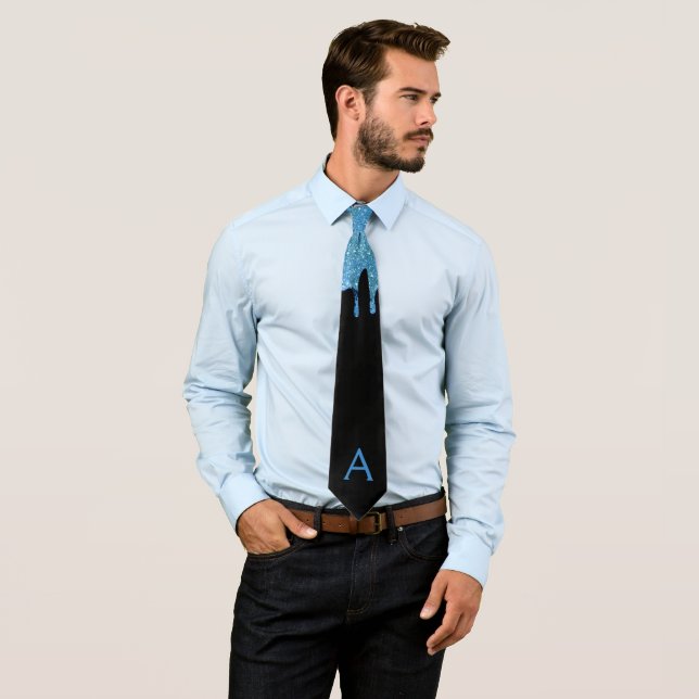 Corbata azul con brillo y monograma negro (In situ)