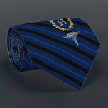 Corbata Azul enmarcado profesional médico del monograma<br><div class="desc">Un lazo personalizado rayado azul adaptado a los profesionales médicos que ofrecen los primeros o al monograma del apellido dentro de una falsa guirnalda del oro.</div>