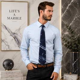Corbata azul marino de mármol con remolino fluido