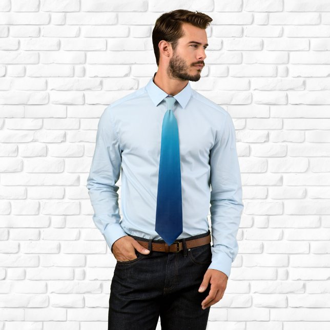 Corbata Azul ombré de océano de claro a oscuro (Light to Dark Ocean Blue Ombre Neck Tie)